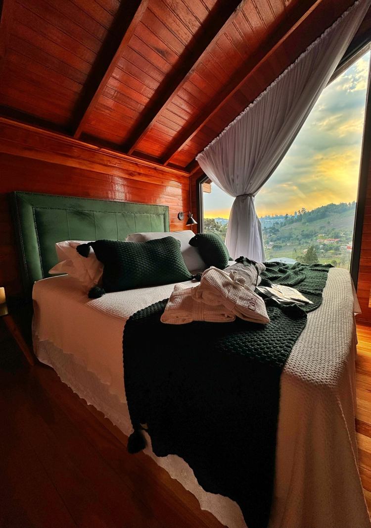 Cama da Cabana Charmat com o céu do amanhecer na janela