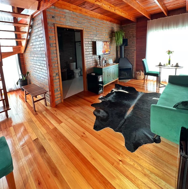 Sala ampla da Cabana Perlage com escada pro mezanino