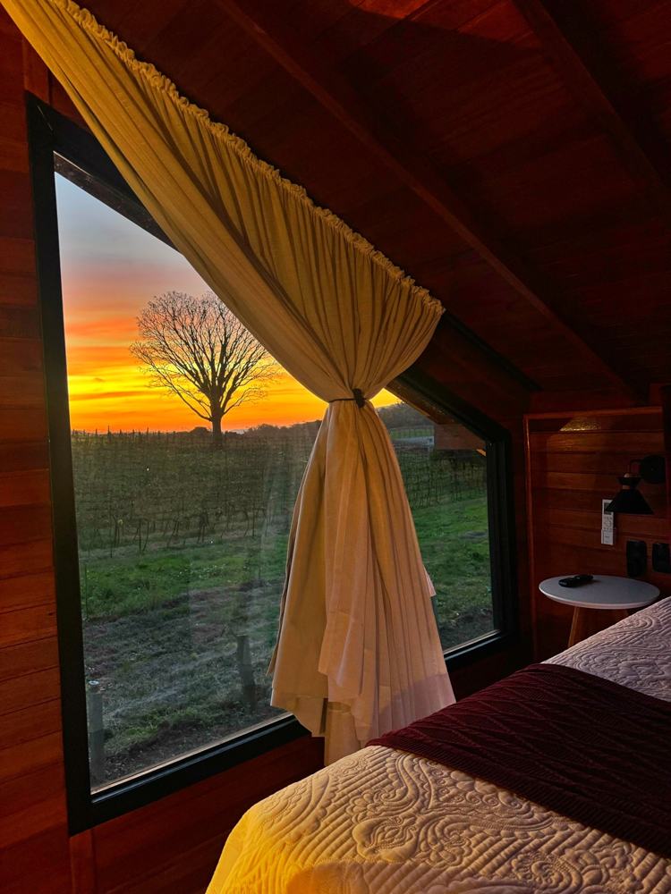 Pôr do sol visto da cama na Cabana Perlage