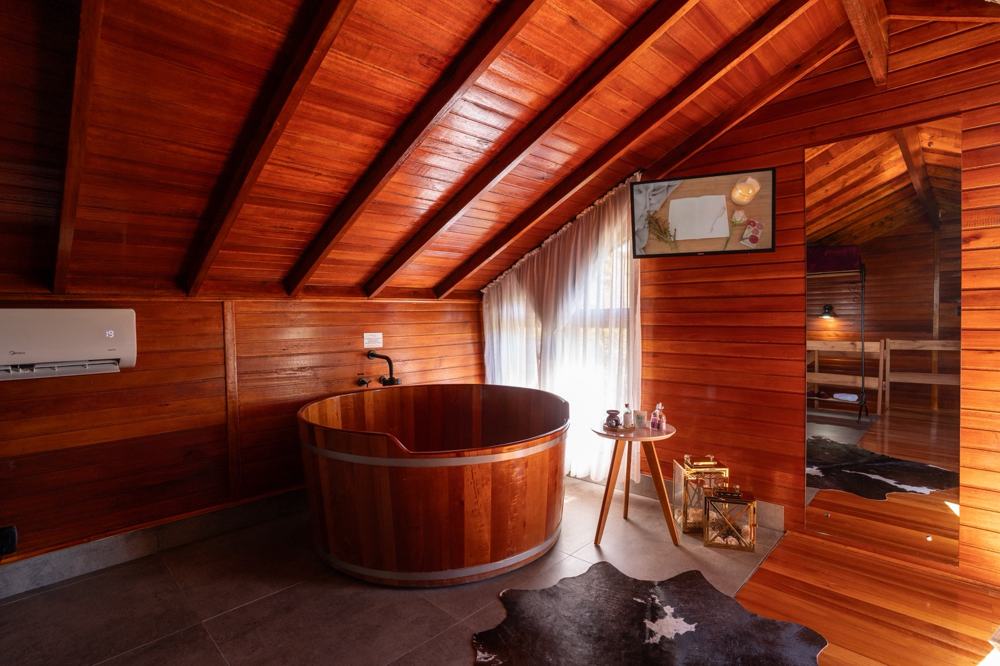 Ofurô de madeira na Cabana Perlage