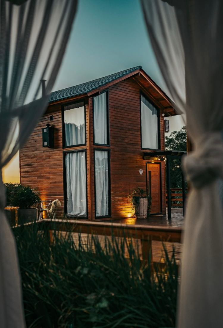 A Cabana Premium vista de fora ao entardecer