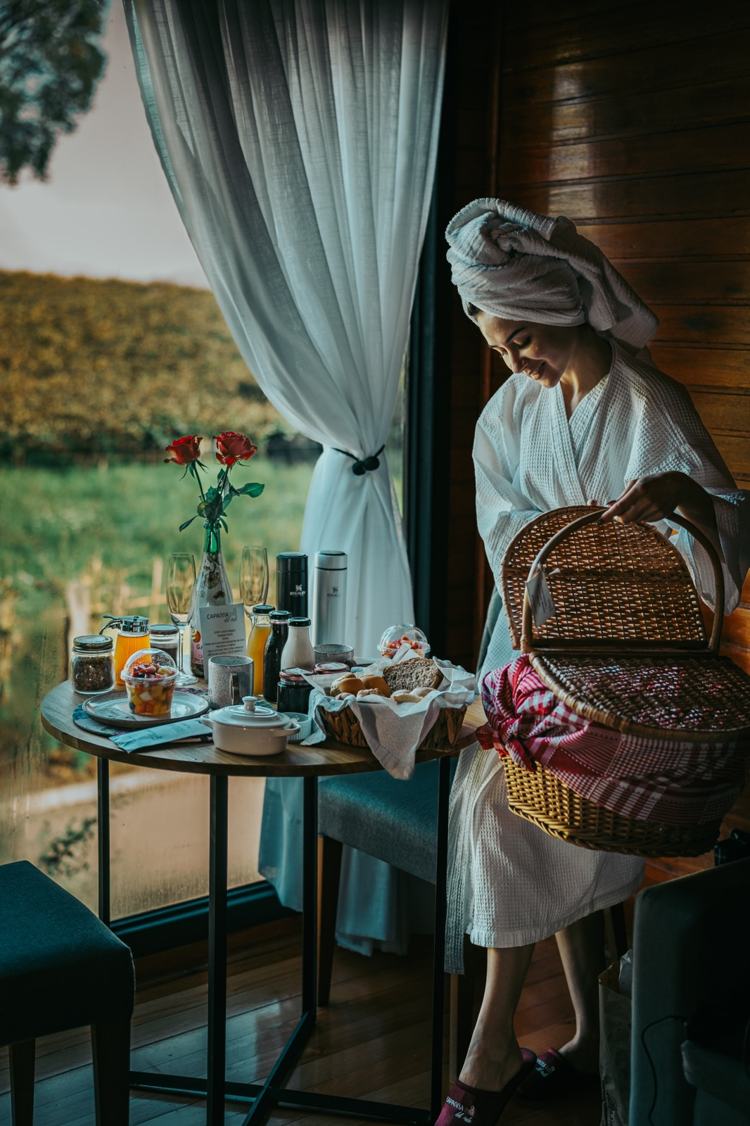 A cesta do café da manhã chegando na cabana