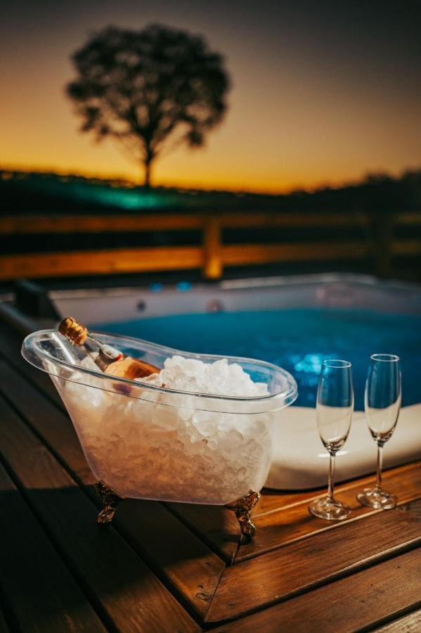 Jacuzzi externa no deck, de frente pro pôr do sol